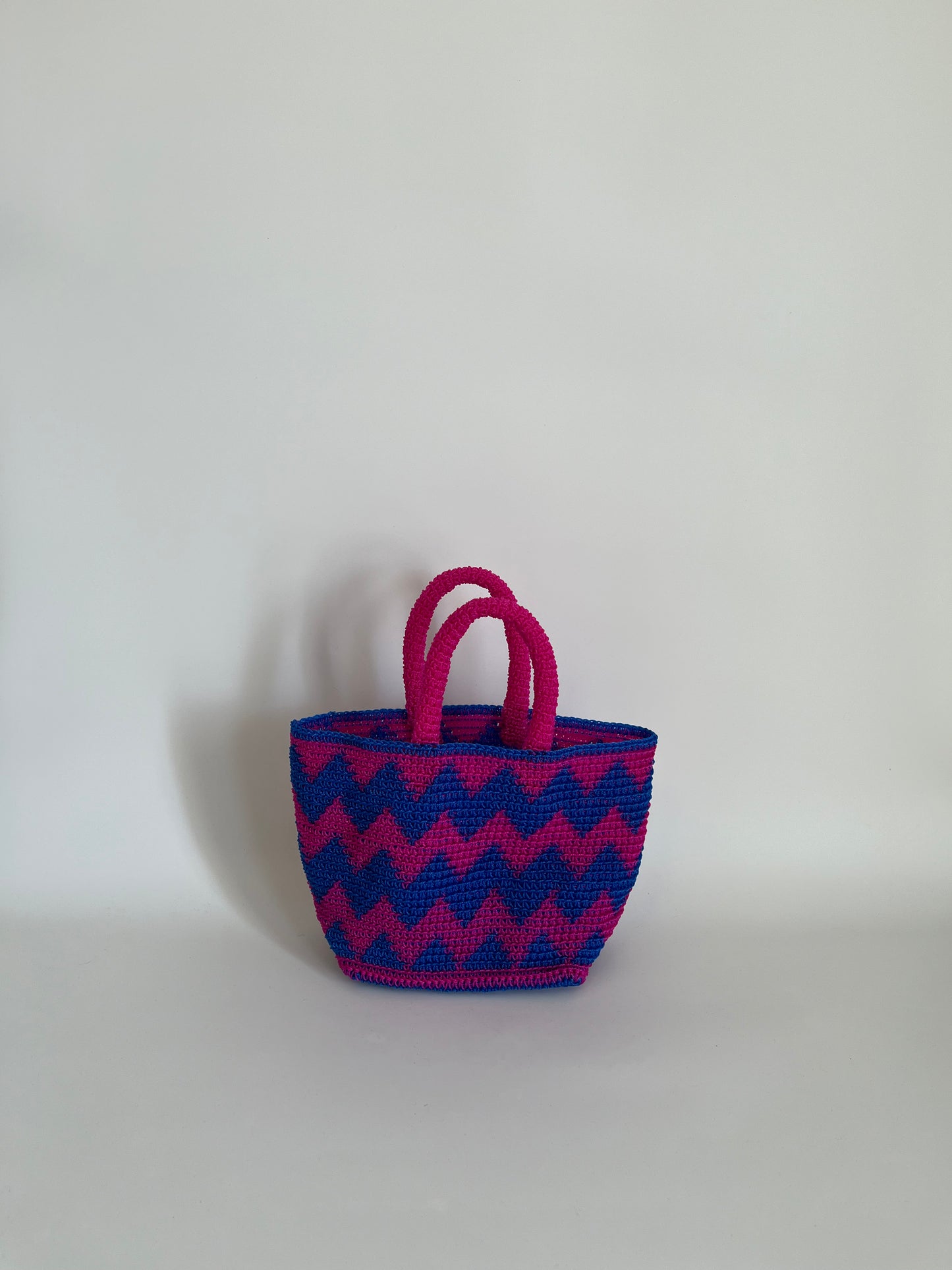 N°15SC - SAC CROCHET ZIGZAG S - PETIT - rose fluo & bleu foncé